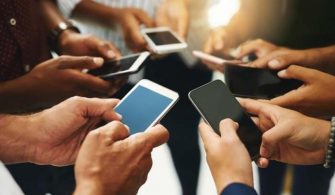 0x0-telefonunuzu-nasil-tutugunuz-kisiliginiz-hakkinda-cok-sey-soyluyor-ask-hayatinizi-bile-etkiliyor-1652167020189