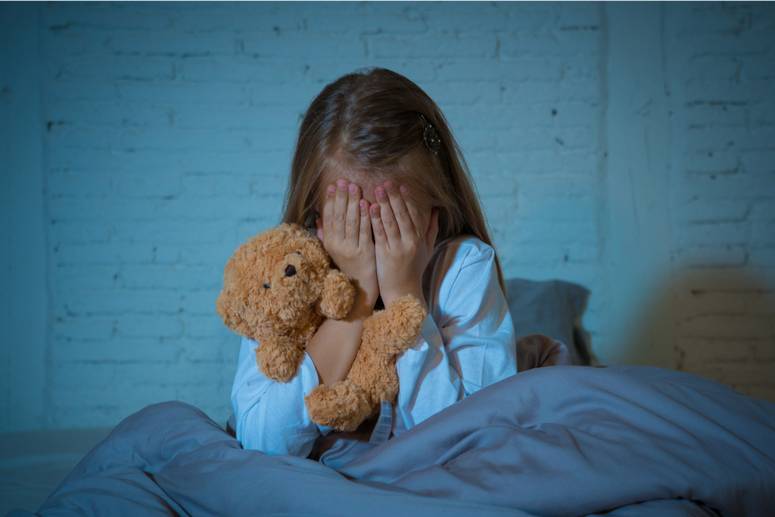 Çocuklar neden korkar? Herşeyden korkan çocuklara ne yapmalı?