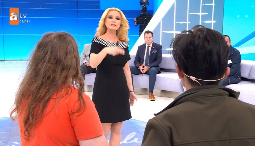 Müge Anlı’da canlı yayında ortalık karıştı, yayın kesilip reklam arasına gidildi! Müge Anlı sevgilisiyle kaçan kıza çok kızdı: “Senin kafan gidik be kızım”   