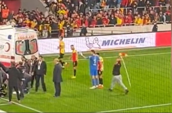 Taraftarın saldırdığı Ozan Evrim Özenç’in sağlık durumuyla ilgili son dakika açıklaması