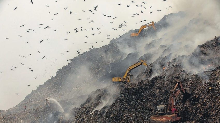 Hindistan’daki çöp dağları dünyayı tehdit ediyor, çöpler gökdelen gibi yükseliyor!