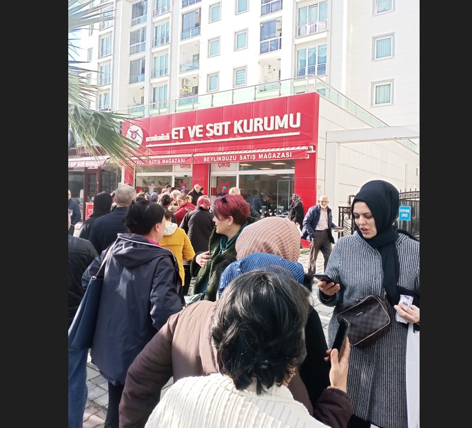 İstanbul’un o ilçesine ucuz et göçü! Sabah ezanı ucuz et için kuyruğa giriyorlar…