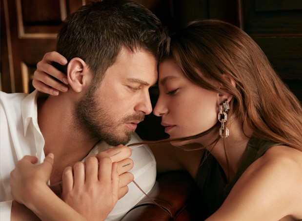 Aile dizisinden yeni kare geldi! Kıvanç Tatlıtuğ ve Serenay Sarıkaya’nın o fotoğrafına beğeni yağdı…