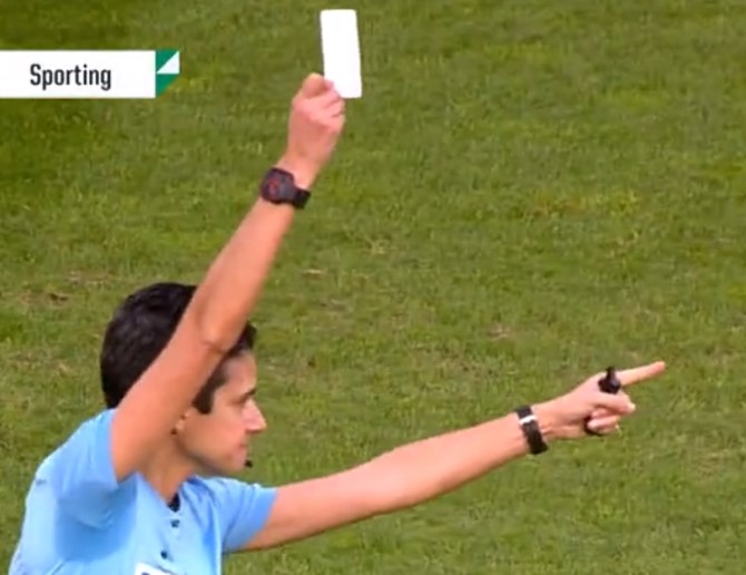 Portekiz’de bir maçta hakem ‘beyaz’ kart gösterdi! Peki beyaz kartın anlamı ne?