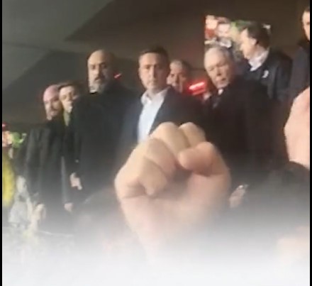 Ali Koç’un zor anları! Galatasaray mağlubiyeti sonrası protokol tribünü karıştı… Ali Koç’a taraftardan tepki “Yeter artık yeter… Yazık bu taraftara…”