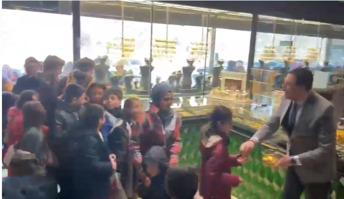 Kuyumcu Regaip Kandili geleneği için deste deste para dağıttı! ‘Şivlilik’ geleneği böyle kutlandı!