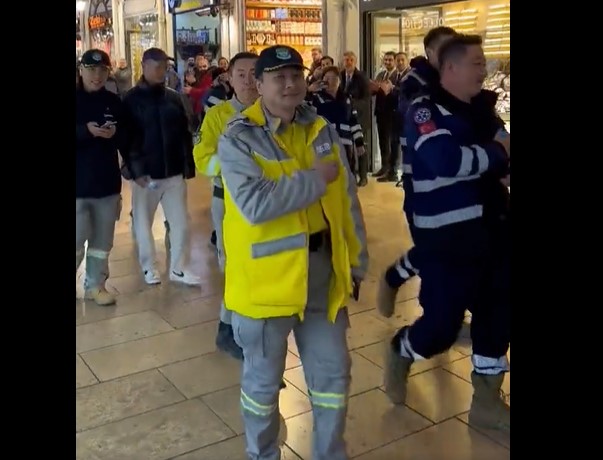 Kapalıçarşı’da ağlatan manzara! Esnaf Çinli arama kurtarma ekibine öyle bir şey yaptı ki…