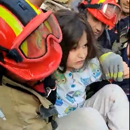 Enkazdan kurtarılan Serap Ela’nın itfaiyeciye söylediği sözler Türkiye’yi ağlattı: “Ben çok ağırım ama”