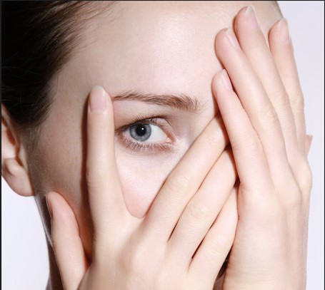 Göz kapağı düşüklüğü nedir? Önlenebilir mi?