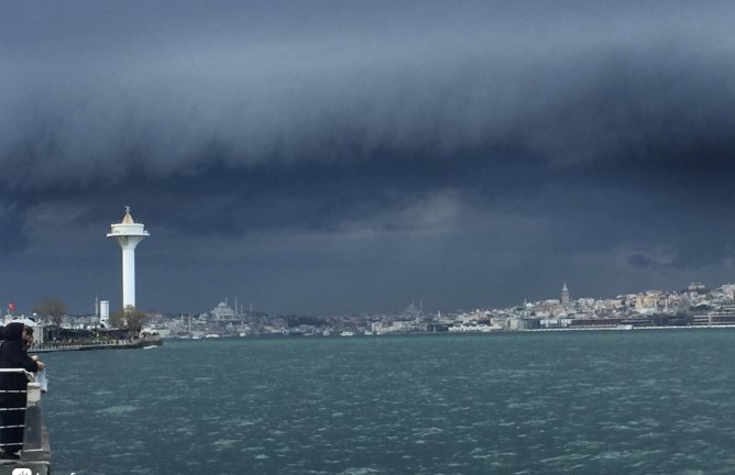 İstanbul’da gökyüzünde tuhaf şeyler oluyor… Uzun zamandır ilk kez görüldü! Gökyüzünde ‘raf bulutu’ oluştu… Şerit halinde İstanbul’u geziyor!
