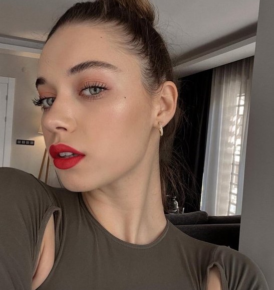 Afra Saraçoğlu’nun evine hırsız girdi!