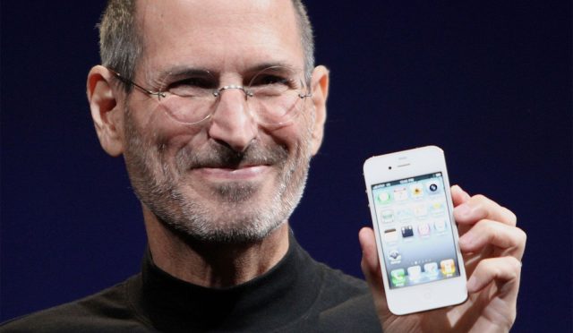 Steve-Jobs-iPhone-2010