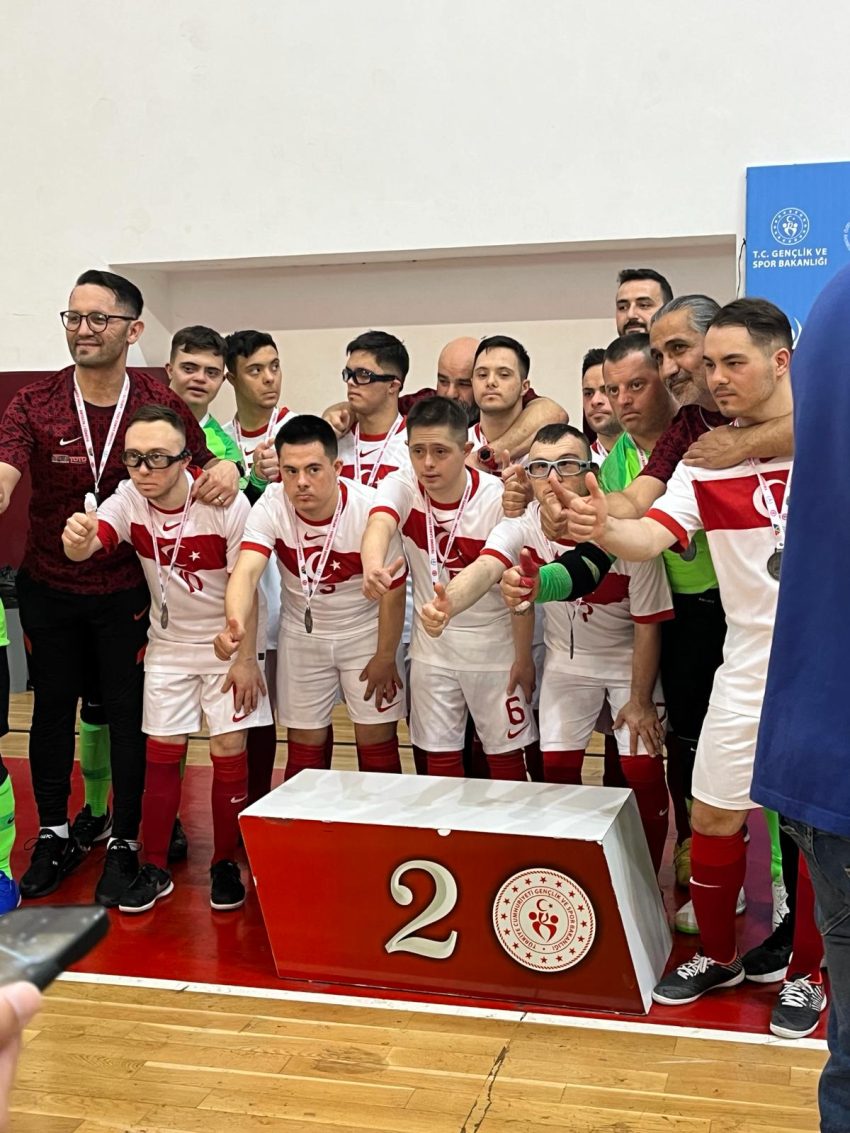Down Sendromlu milli futbolcularımızdan gümüş madalya